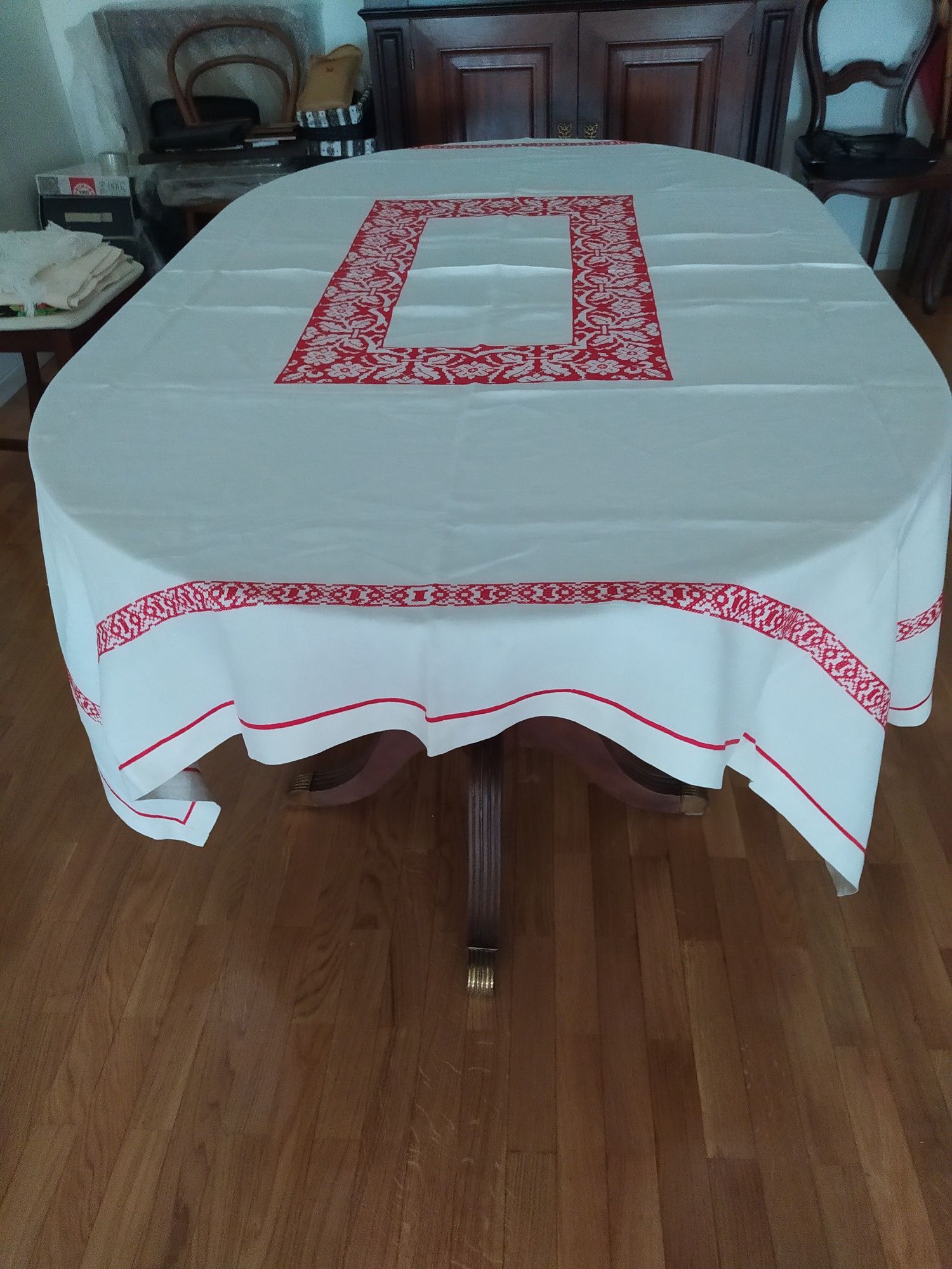 Toalha de mesa em linho e bordada a ponto de cruz