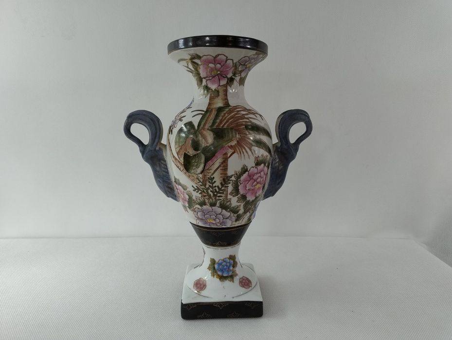 Ceramiczna amfora ozdobna.