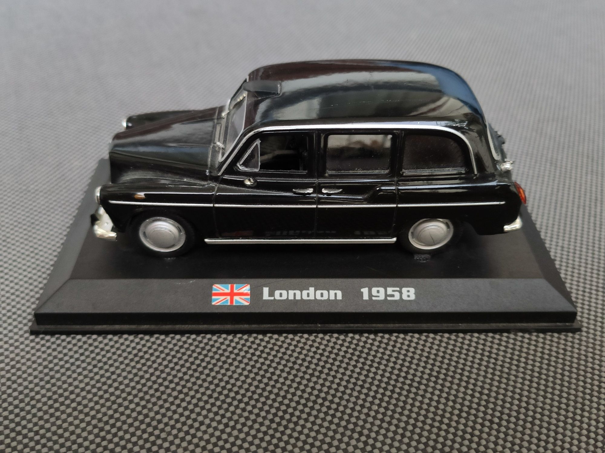 Taksówka AmerCom 1:43 Austin FX4 London 1958