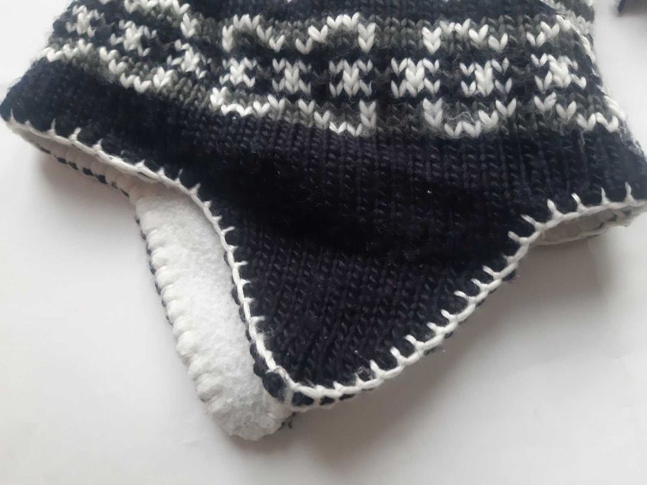 Шапка жіноча молодіжна в'язана чорна з білим орнаментом