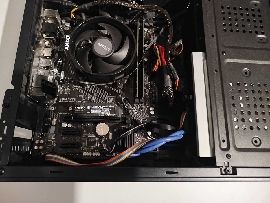 Komputer  Ryzen 5, 16GB DDR4, 256GB NVME