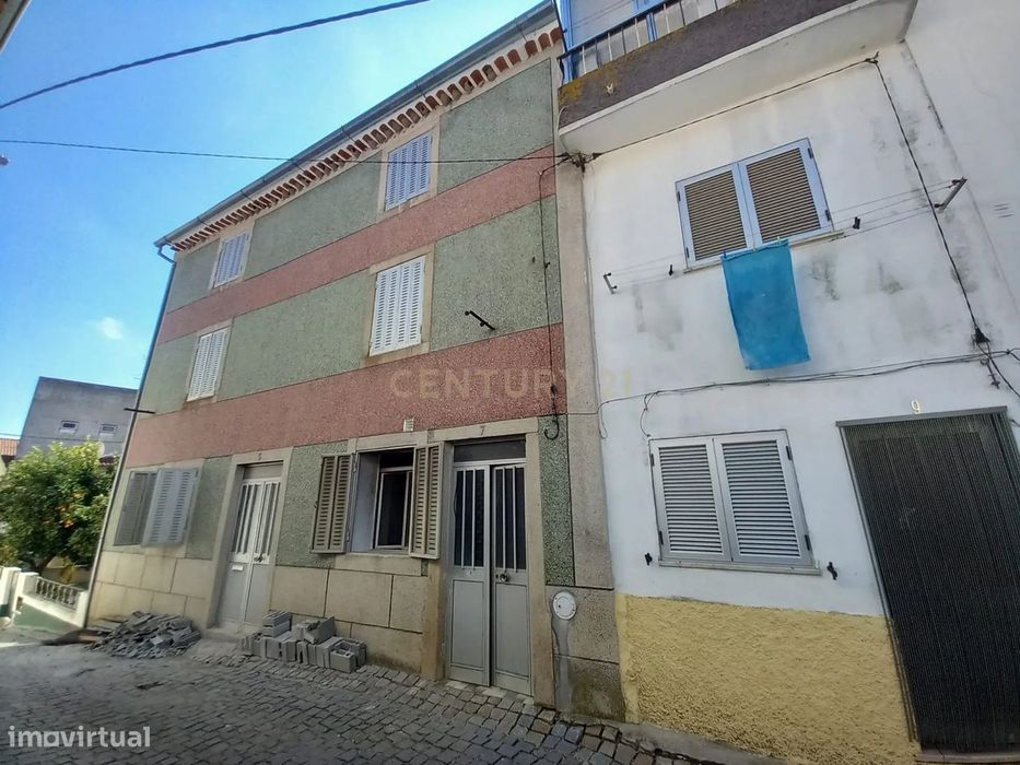 Moradia Com 2 pisos e quintal Ladoeiro