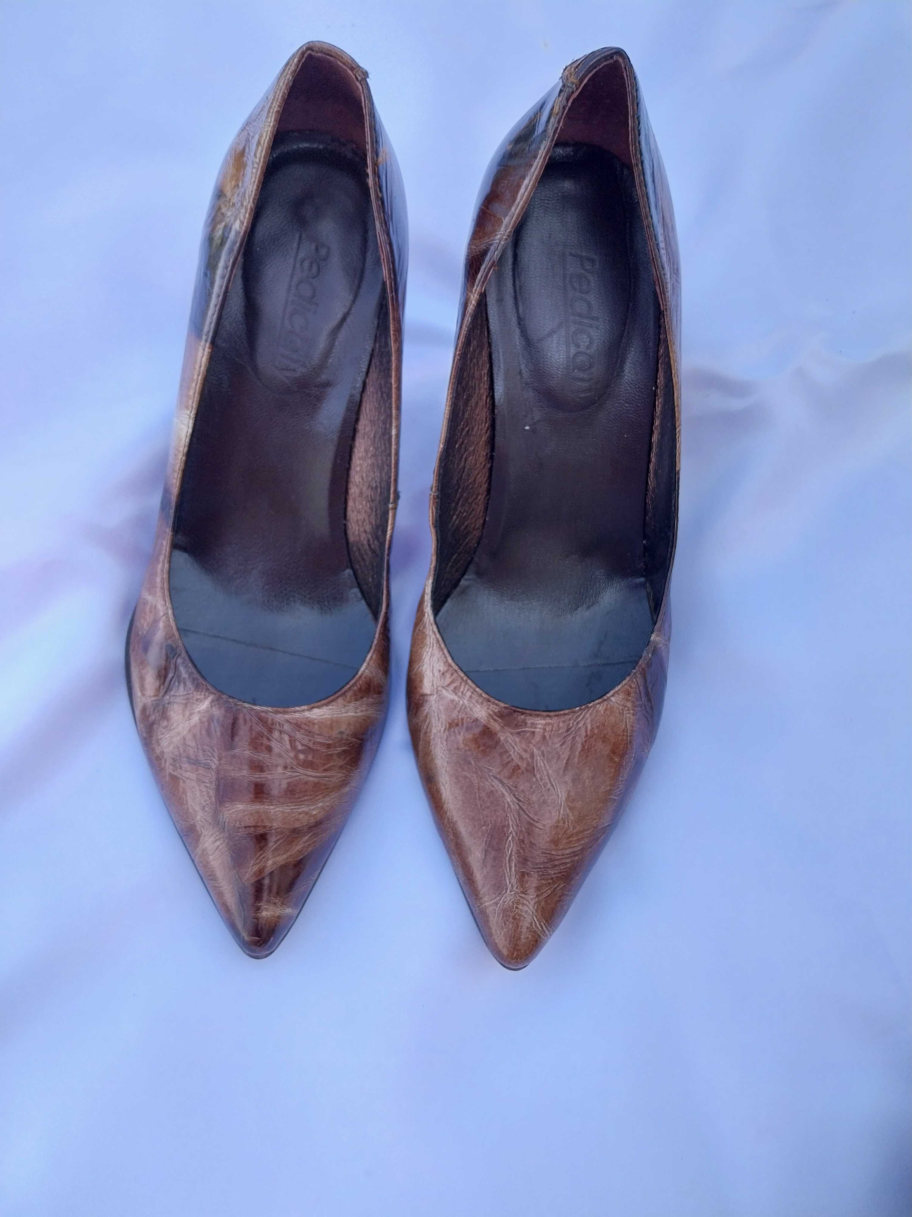 Sapatos em Pele castanhos