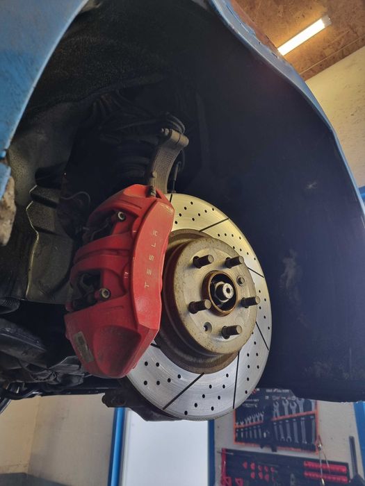 Комфортний Tesla Service на Подолі