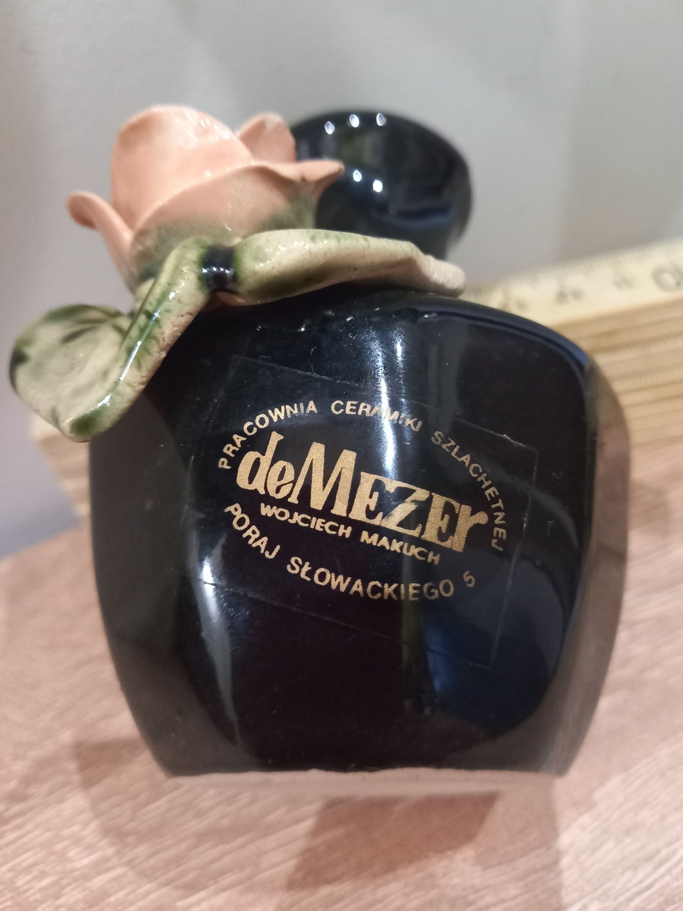 Wazonik ceramiczny czarny, z różą