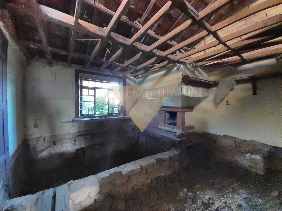 Moradia para restauro localizada em Casal do Bolho Cantanhede