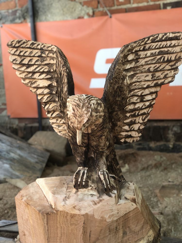 Rzeźba orła z drewna dębowego