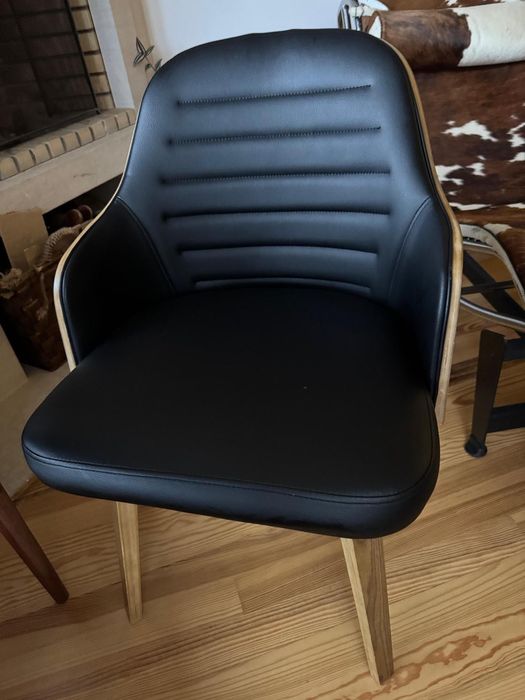 Cadeira em madeira e preto