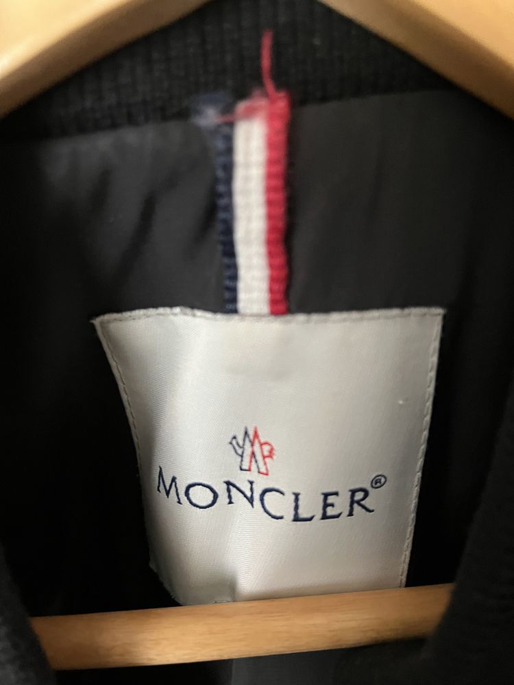 Продам плащ Moncler