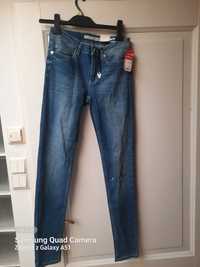 Nowe jeansy kobiece marki Silvian Heach . Rozmiar 26