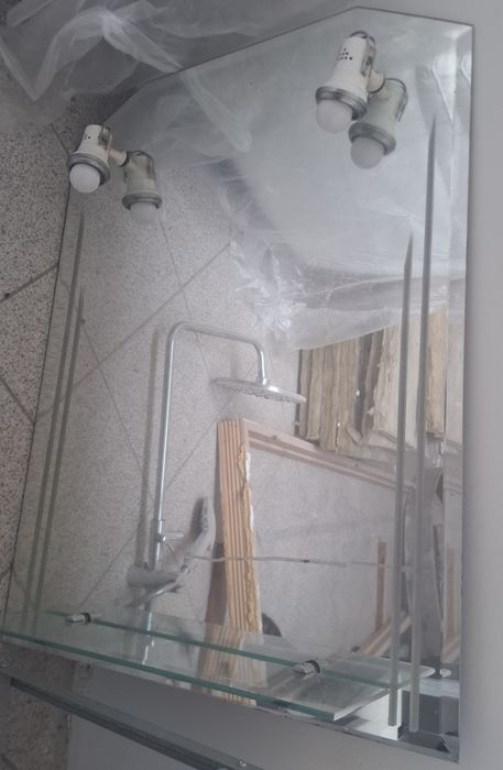 Espelho de wc com prateleira e 2 focos de luz