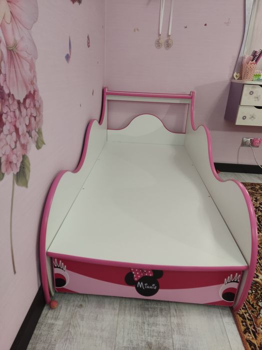 Дитяче ліжко для дівчинки