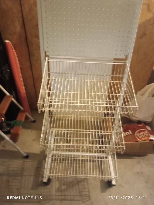 Vendo expositor em metal branco com prateleiras  e ganchos