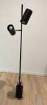 black metal floor lamp (luminária de chão de metal preto)