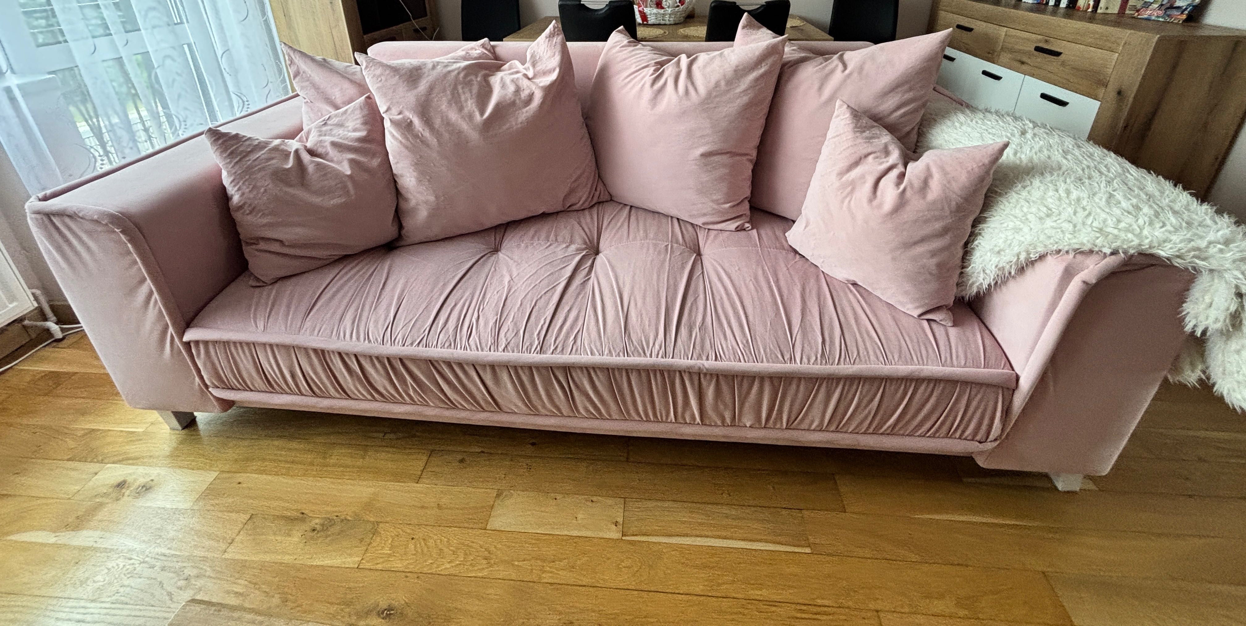 Różowa sofa na nóżkach
