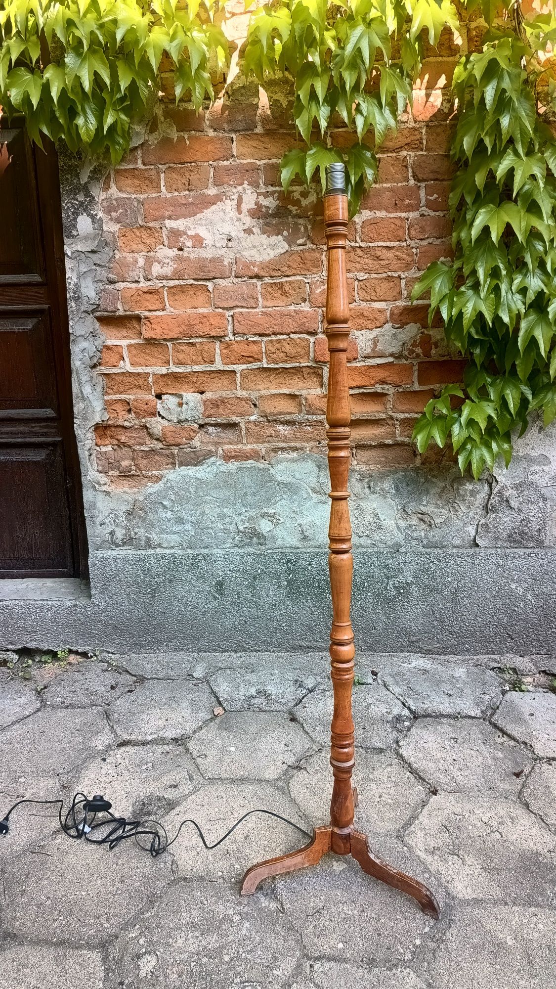 Lampa podłogowa stojąca drewno sprawna włącznik podłogowy PRL retro