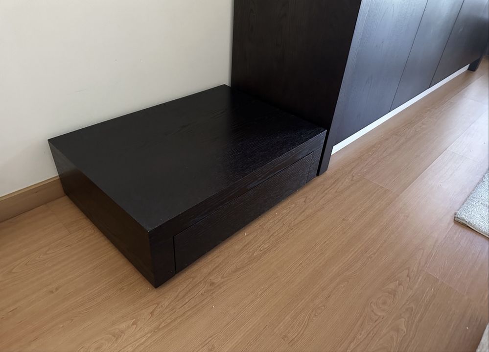 Mesa centro sala e sofás madeira