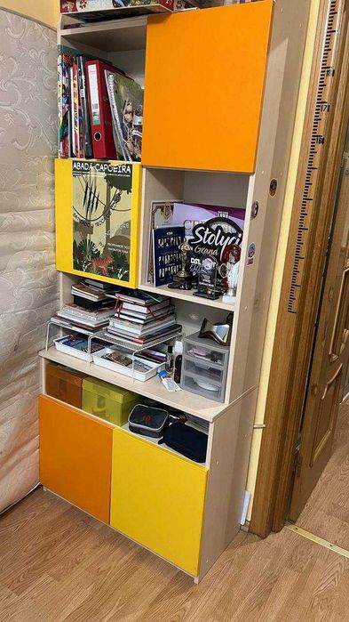 Ліжко-горище з шафою, місцем для столу і висувними ящиками у сходах