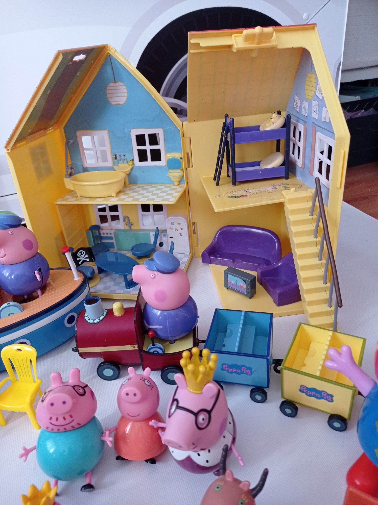Загородный дом, машинка, маяк, поезд и фигурки Свинки Пеппы и её друзе