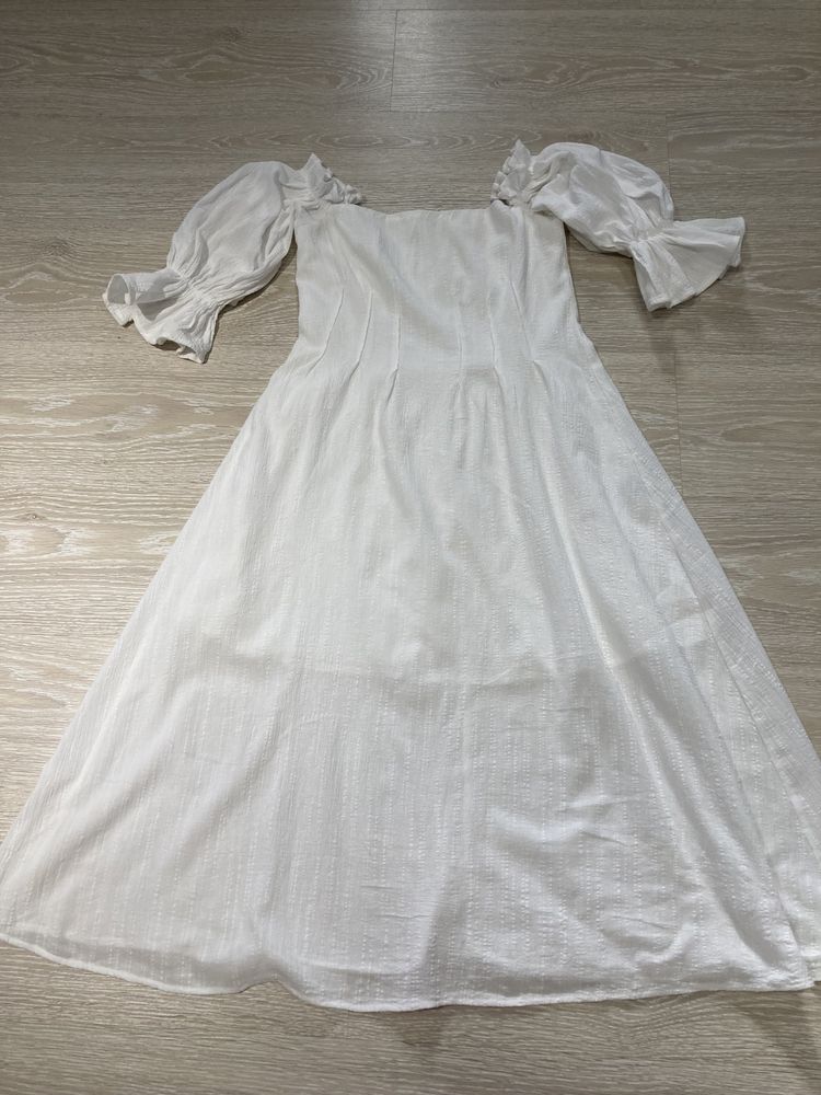 Трендовое белоснежное платье