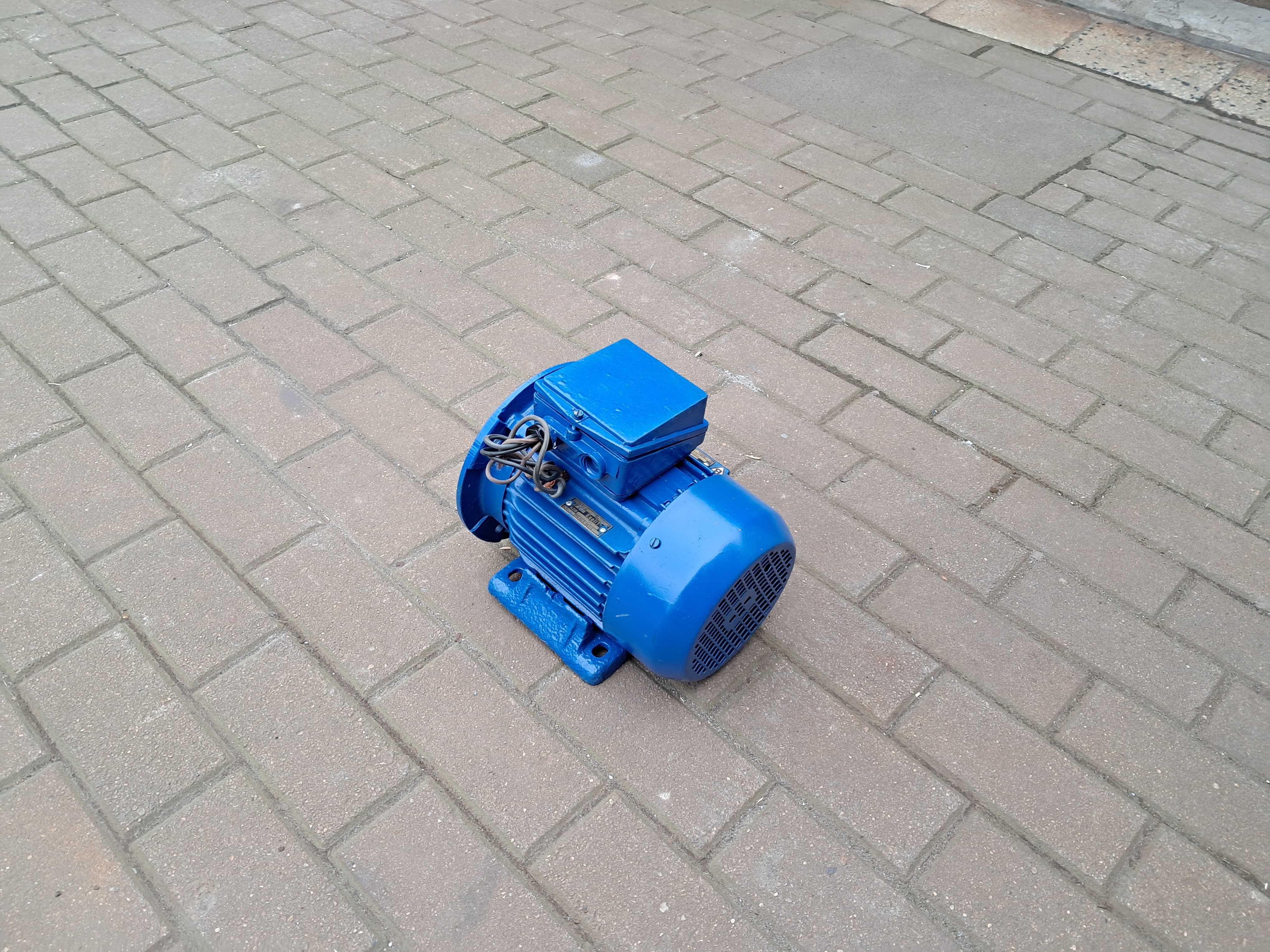 Silnik elektryczny wolnoobrotowy 0.65kw 935 obrotów . Wysyłka