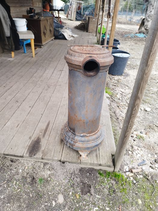 Salamandra antiga mais tubos de saída