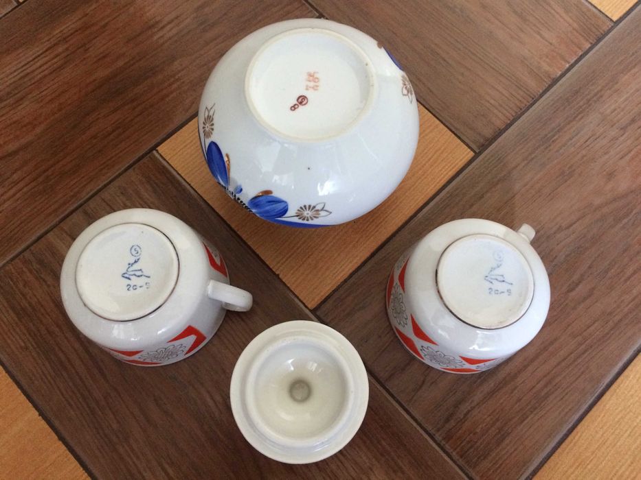 Тарілки, чашки, цукорниця, кавовий сервіз.