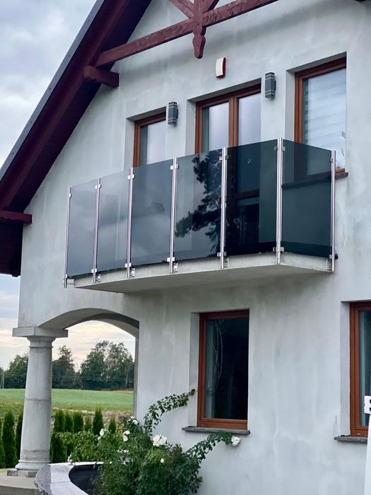 Balustrada nierdzewna z czarnym szkłem
