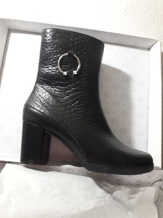 Кожаные осенние ботинки. Рисунок- кожа питона. 39р.