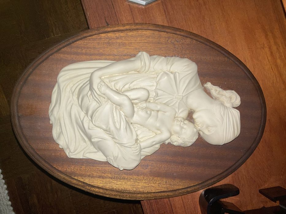 Peças de decoração antiga e ligadas à religião