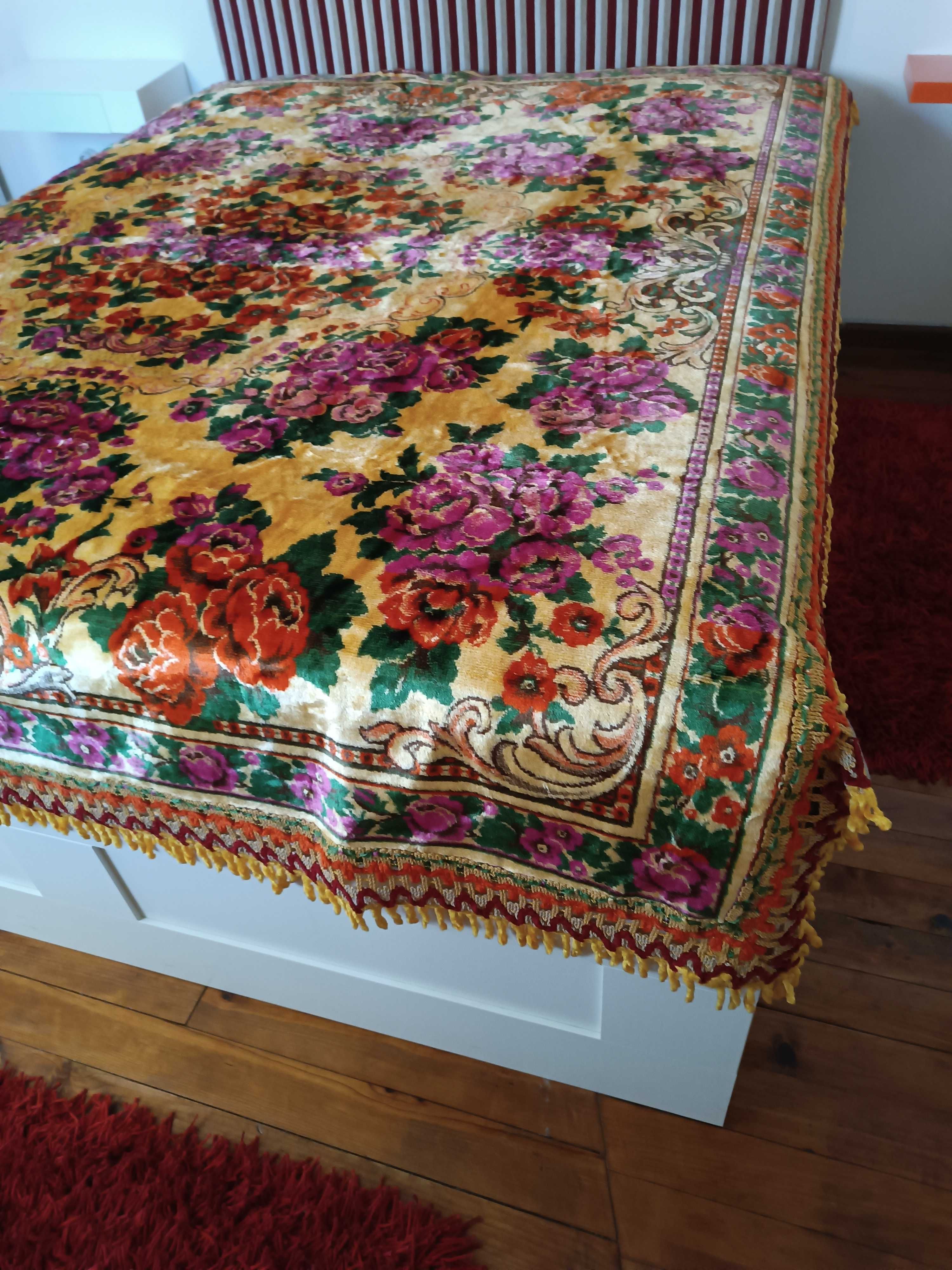 Colcha em veludo com motivos florais, cama de casal.