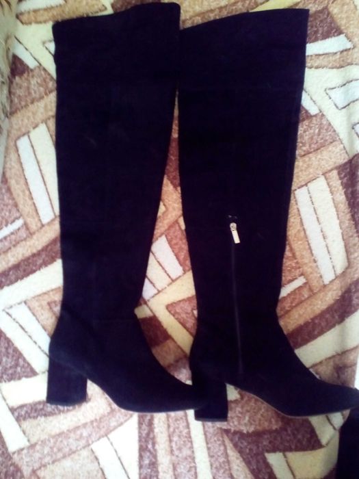Продам нові замшеві чоботи