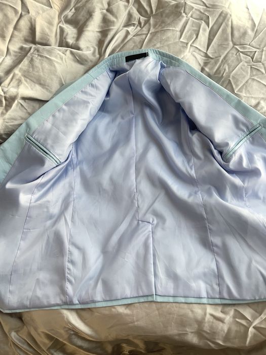 Голубой мужской костюм пиджак и желетка голоубого цвета