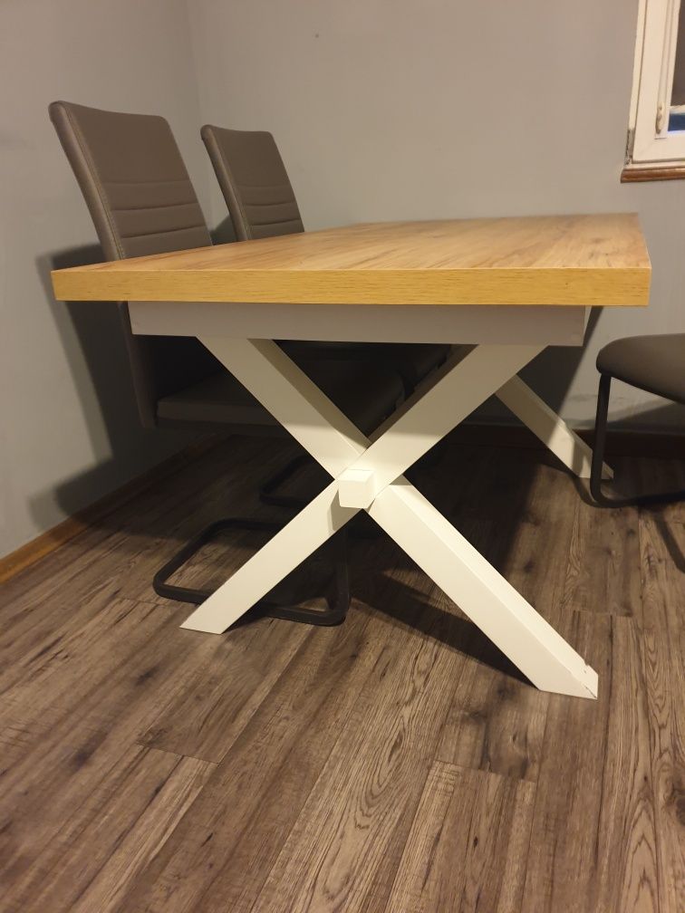 Stół z krzeslami rozkladany spory
