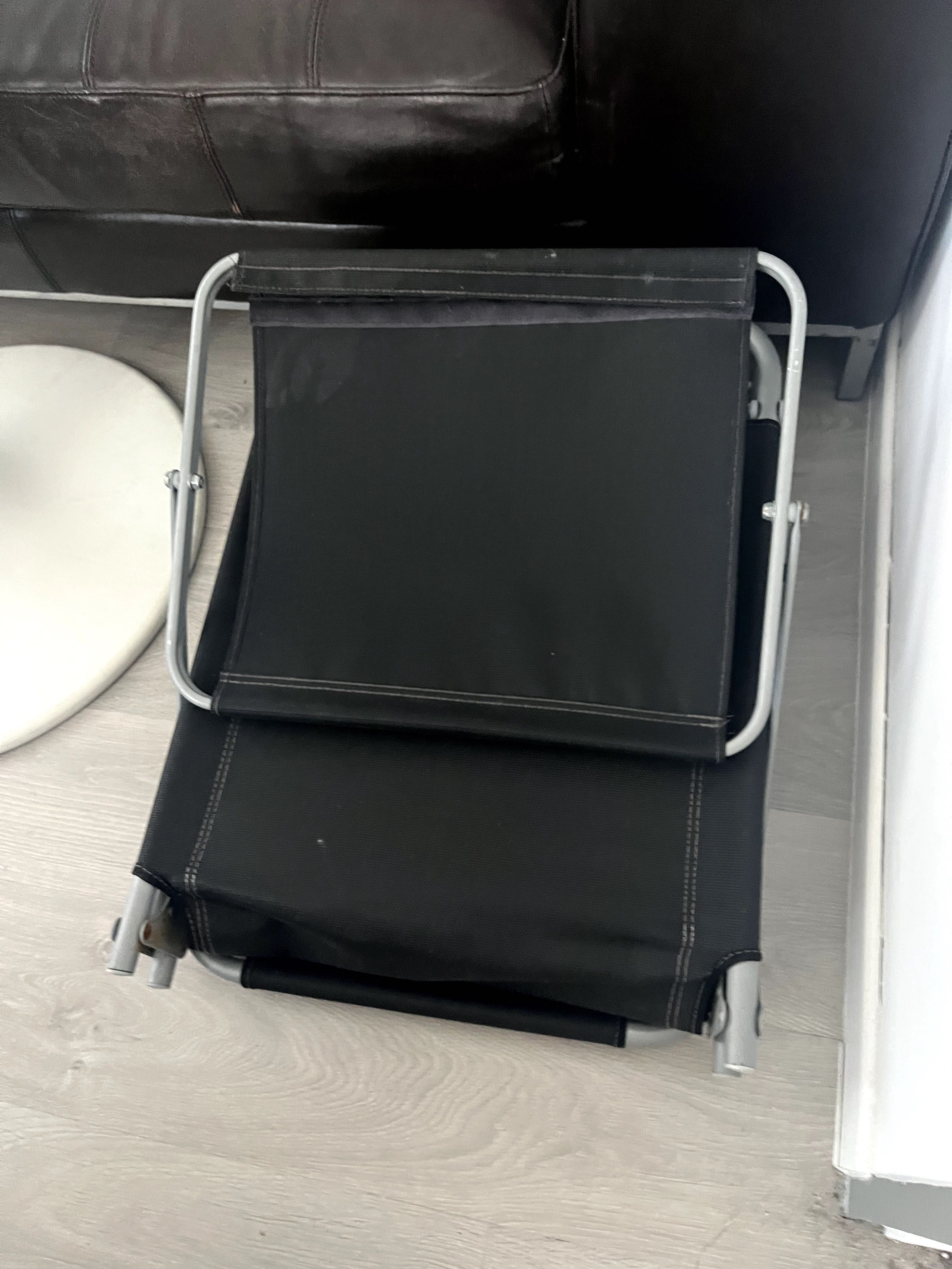 Espreguiçadeiras com protetor de cabeça e com almofada conforto.