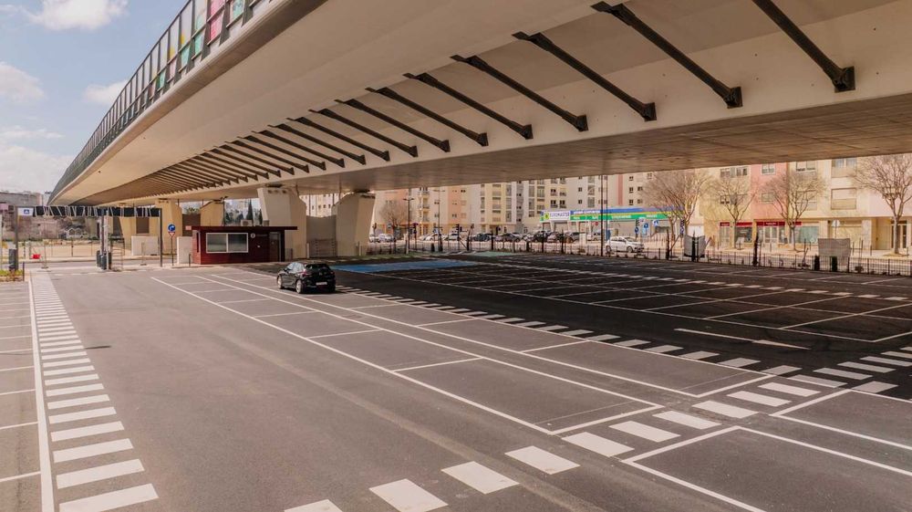 Quarto em Condomínio VIP, junto do Metro em Lisboa C/ Roupeiros