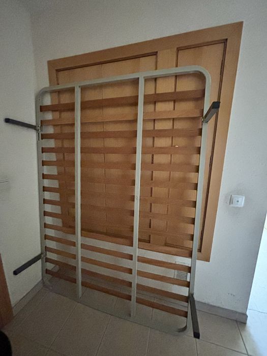 Vendo estrado de cama com pés 140x190 cm