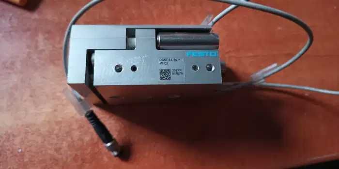 Siłownik z prowadzeniem skok 30mm Festo Ø 16mm DGST-16-30 MN02