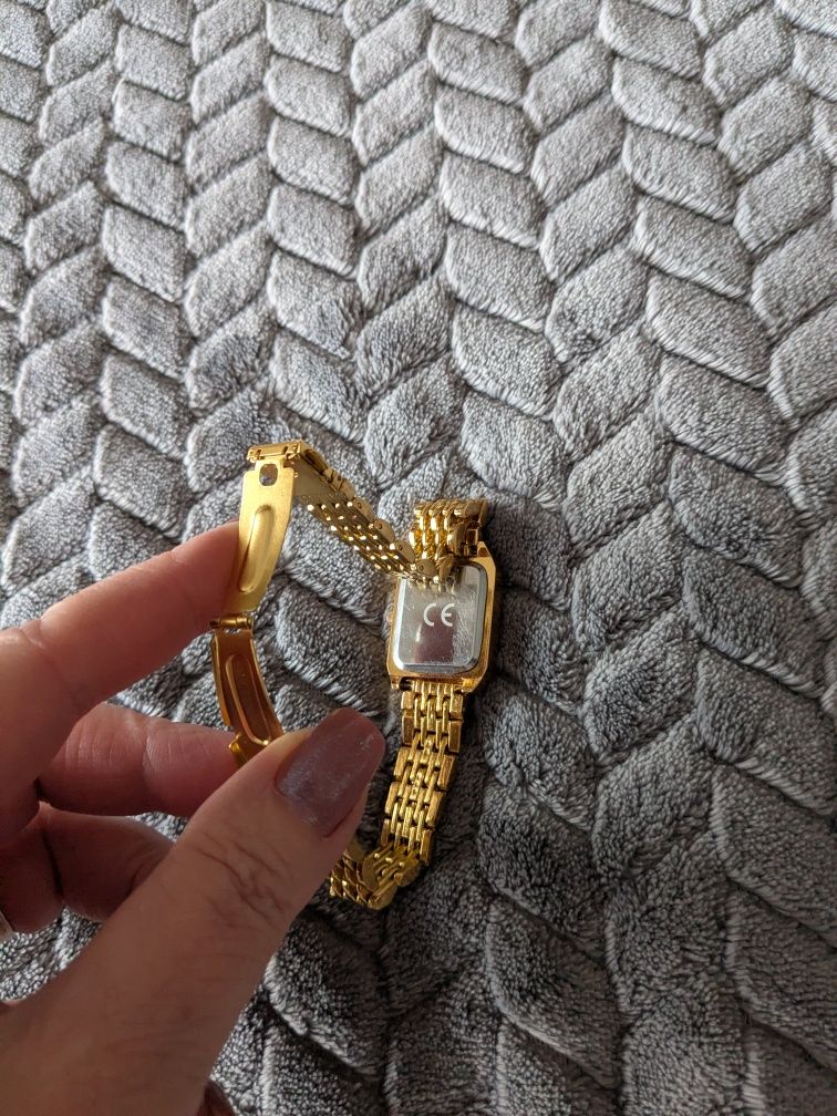 Продам наручний годинник .