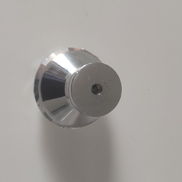 Elegancki uchwyt do mebli – kryształowy, nowoczesny design