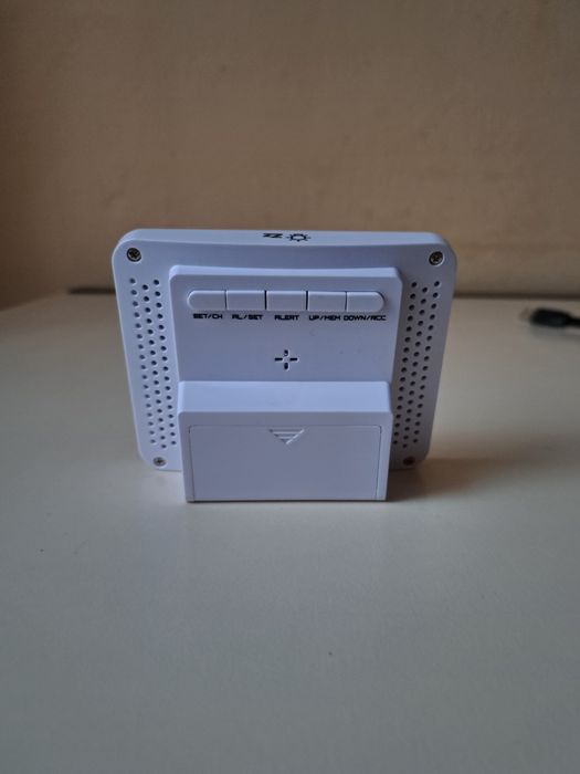 Радіобудильник з температурною станцією.