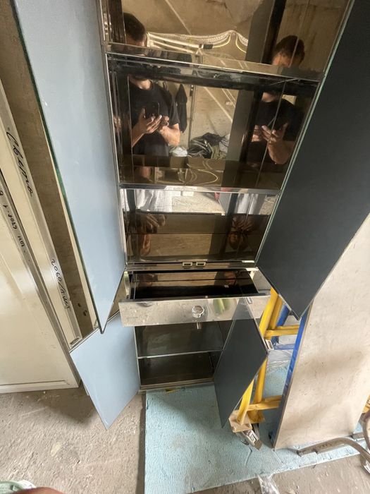 Металева хромована полиця з дверцятами шухлядою та дзеркалами