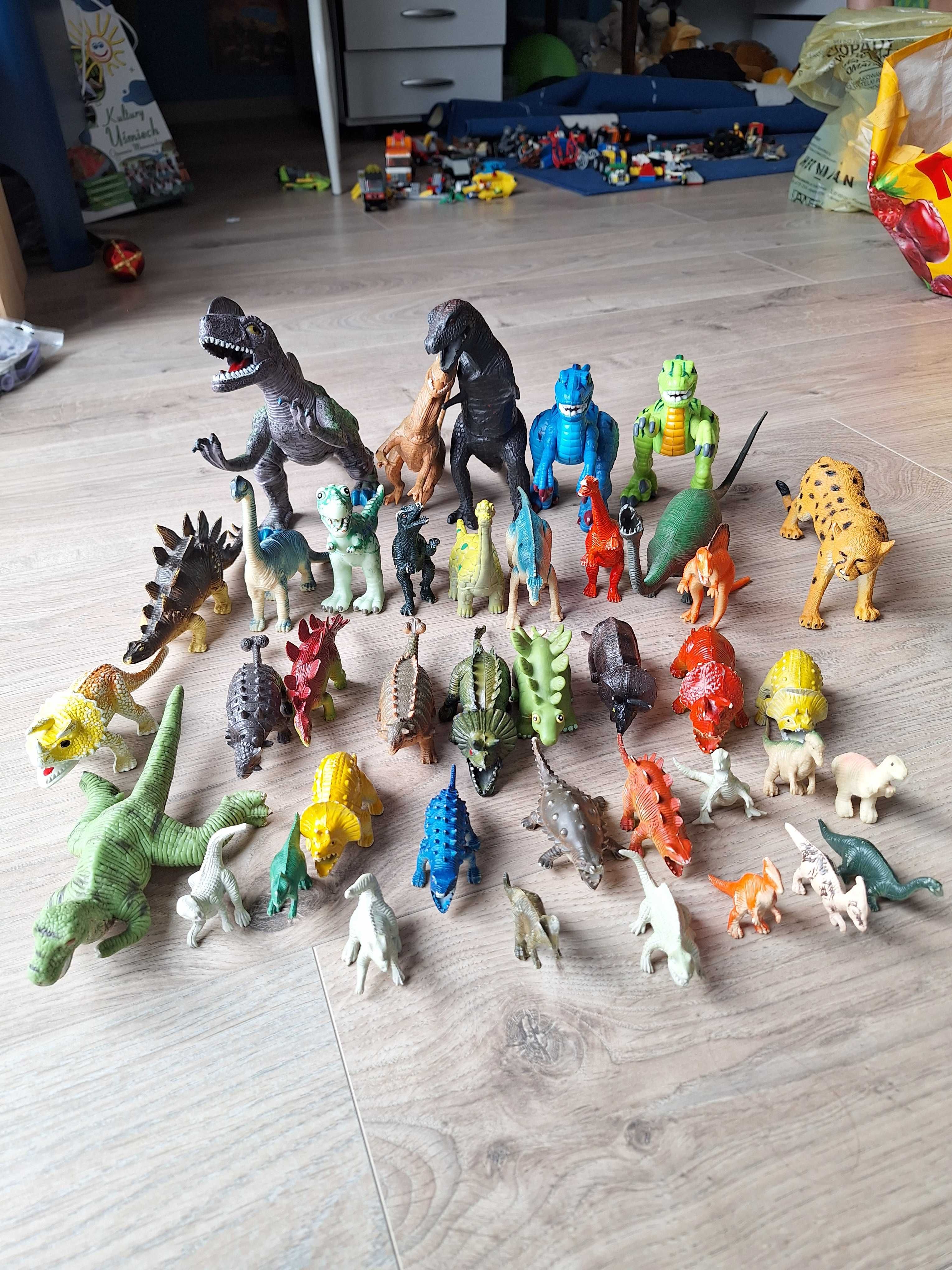 Figurki dinozaurów