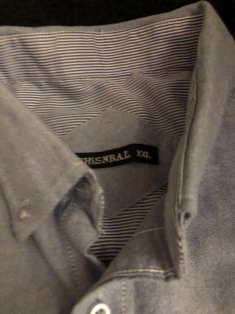 Camisa  azul lisa, quase nova , botoēs na gola