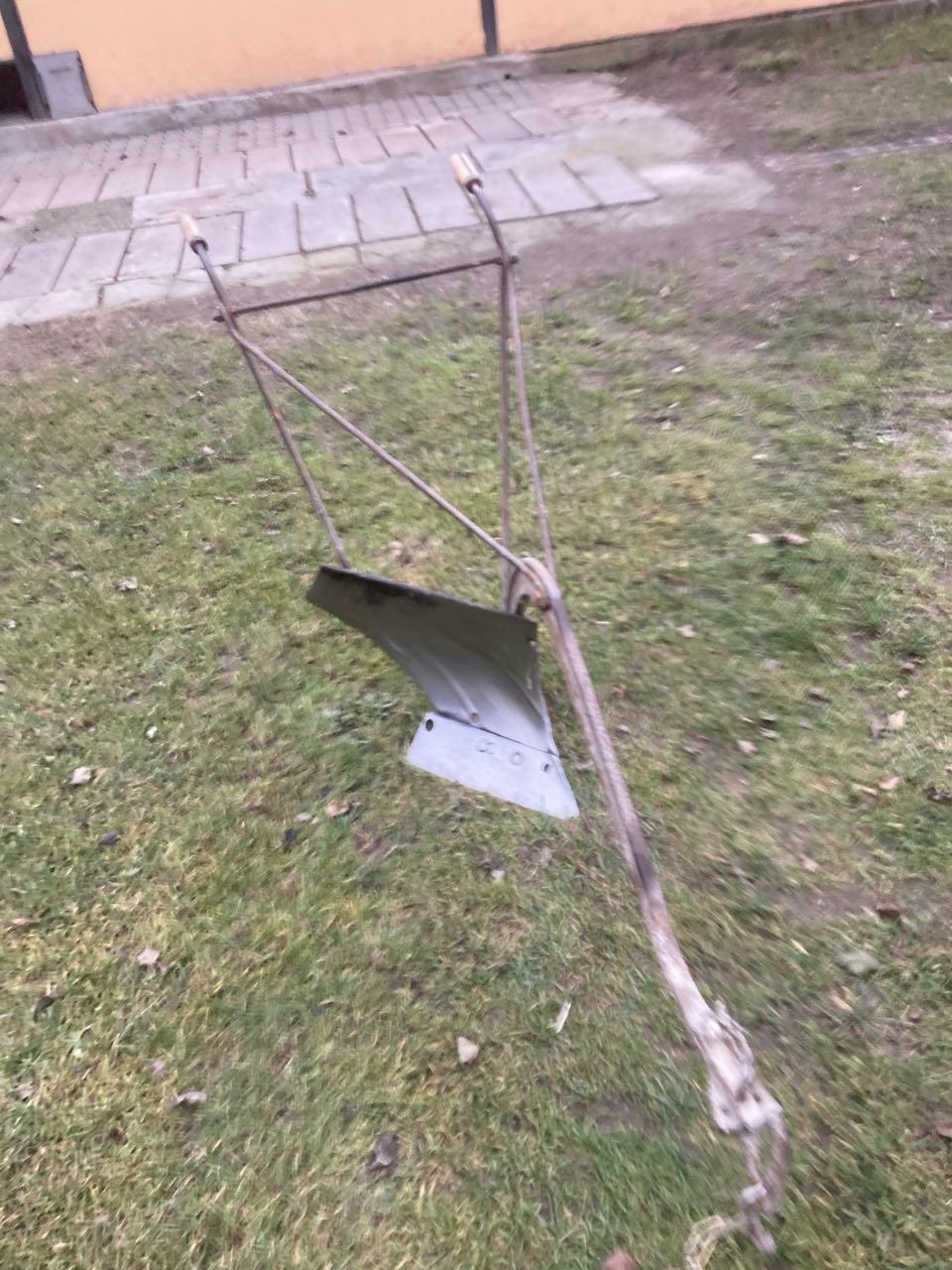 Плуг для обробки землі