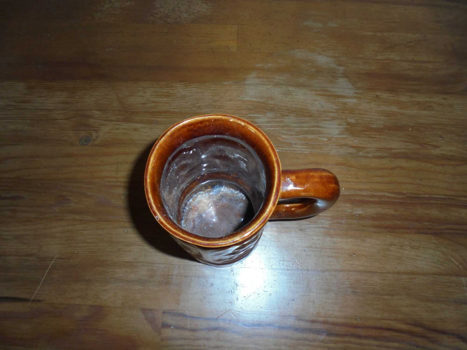 gliniany kufel ładnie zdobiony w motywy górnicze