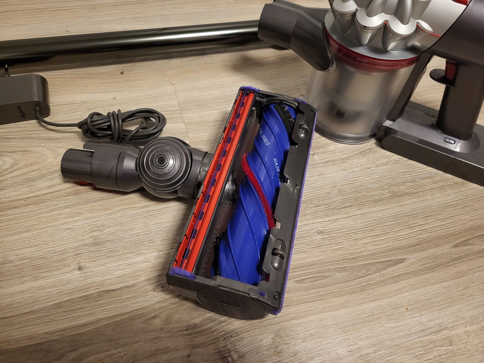 Odkurzacz Dyson v8 absolute bezprzewodowy pionowy Nowy model Ładny