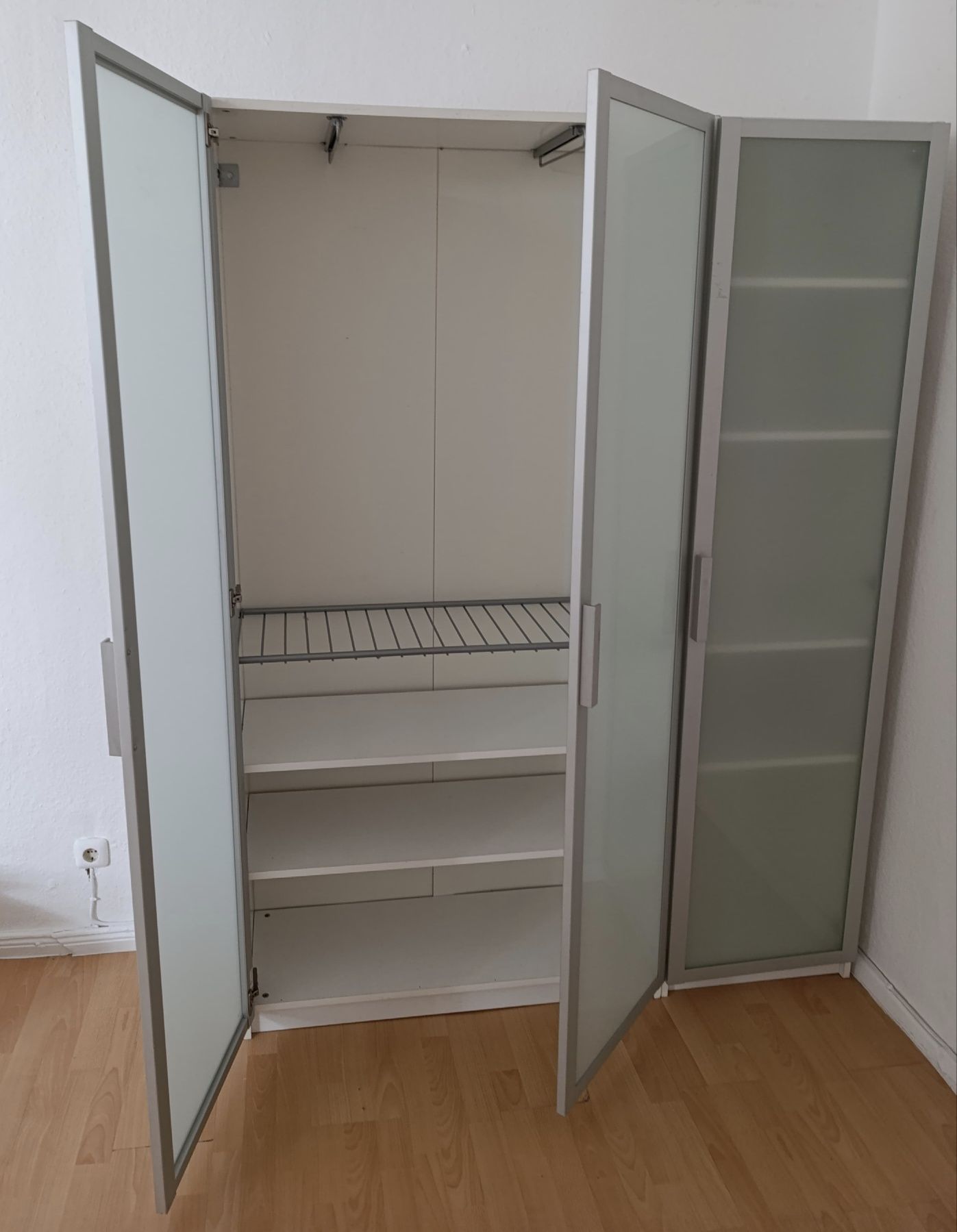 Fajna szafa ikea Pax z mlecznymi frontami