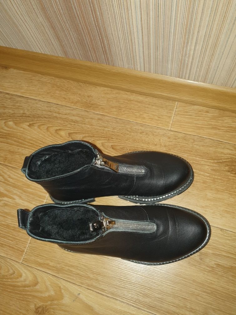 Шкіряні ботинки чорного кольору