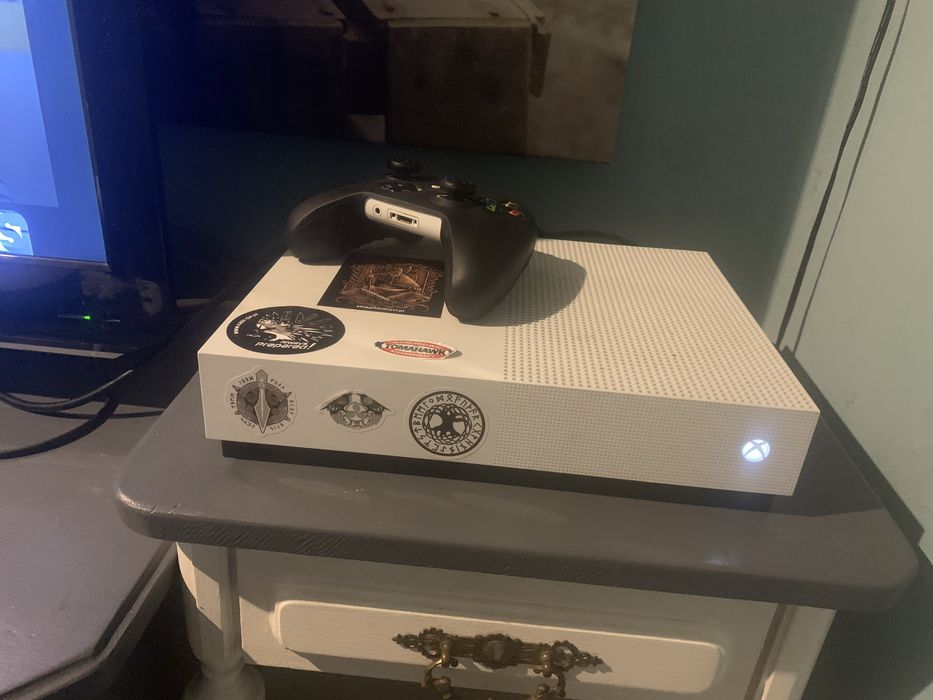 Xbox one s digital 1tb plus pad